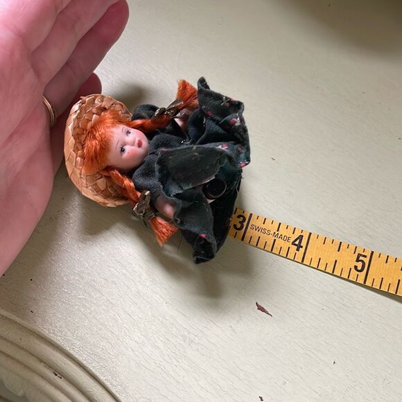 Vintage Anne of Green Gables miniature porcelain doll with fabric dress - Picture 7 of 7